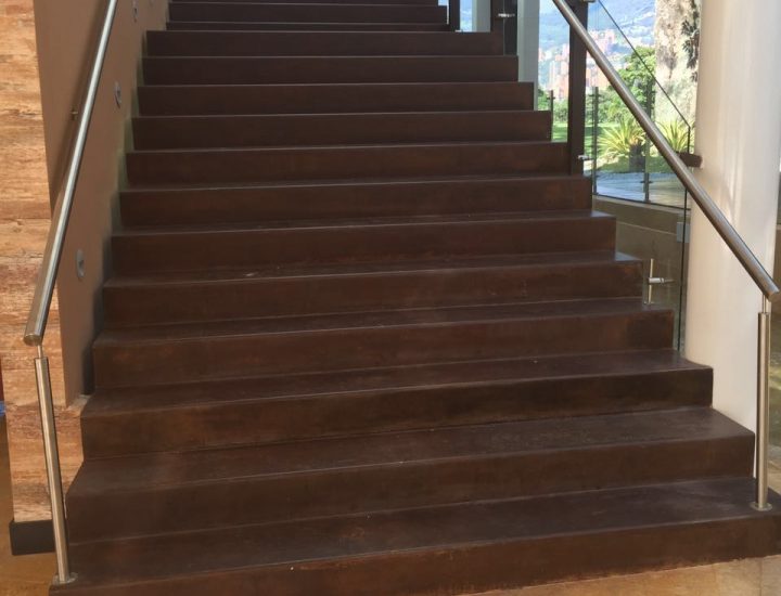 CLUB EL RODEO ESCALERAS METÁLICAS -POOL BAR /