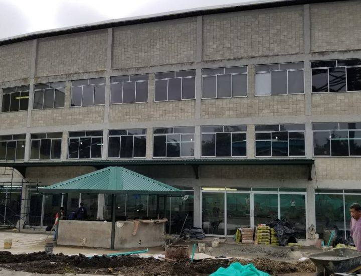 PERGOLA Y KIOSCO COLEGIO THEODORO HERTLZ