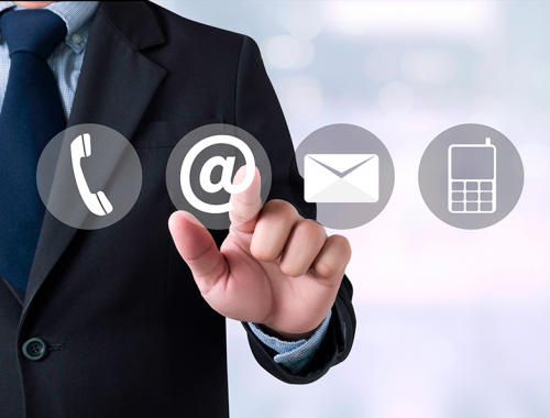 Una imagen de un hombre tocando un icono en una pantalla para contactar a otra persona Edycon Cubiertas, SAS Fabricación y Montaje de Estructuras Metalicas